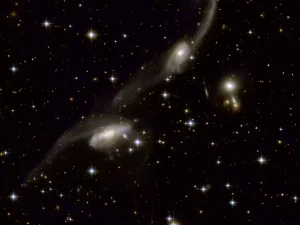 پوستر برخورد کیهانی؛ رقصی از نور، گاز و گرانش