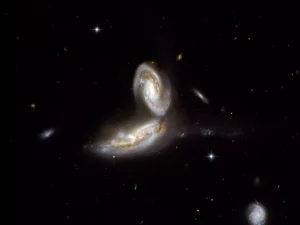 پوستر رقص 2 کهکشان؛ وقتی دو مارپیچ در دل کیهان به هم میرسند